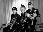 Pojkarna Kennet Skoglund, Håkan Ekberg och Sonny Sandberg i Huskvarna Skolors Gossmusikkårs uniform på 1950-talet.