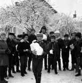 Skolbarn leker i snö i februari 1962.