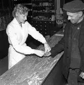 Kund expedieras på Apoteket i Huskvarna på 1950-talet.