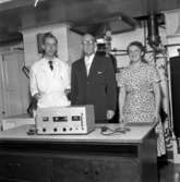 Chefsapotekare John Forsbom med personal på apoteket på Rosenborgsgatan i Huskvarna på 1950-talet. Apoteket öppnade år 1906 och flyttade till Kungsgatan år 1976. Därefter revs byggnaden.