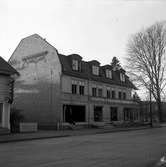 Rivning av Martin Johanssons Musikhandel i korsningen Rosenborgsgatan -     Jönköpingsvägen i Huskvarna den 24 januari 1964.