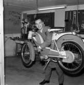 Porträtt av Lars-Erik Pettersson, Långgatan 18 i Huskvarna, som 1961 startade motorcykelverkstad tillsammans med Nils Magnusson. Mopeden på bilden är en Husqvarna 4012. Tillsammans med Julle Rommedahl drev han senare Motortjänst med butik och verkstad i Alms vid Madängen.