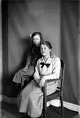 Porträtt av Alma Häger och Ingrid.