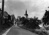 Juni 1947. Gränna kyrka sedd från Bergsgatan.