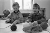 Barn tillverkar käpphästar på Mölndals museum (efter 2011-01-01 Mölndals stadsmuseum). Gatuadressen ändrades 1997 till Norra Forsåkersgatan 19.