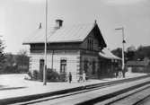 Lindome station ca 1917. Framför huset står järnvägsstationens personal.