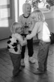 Familjesöndag på Mölndals museum den 20 november 1988.(efter 2011-01-01 Mölndals stadsmuseum). Gatuadressen ändrades 1997 till Norra Forsåkersgatan 19. 
Sång och danslekar med Linda Olsbjörk. Dramatisering av fattigauktion med Susanne Brånålt. Dockteater av Skånhällaskolan.