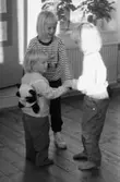 Familjesöndag på Mölndals museum den 20 november 1988 (efter 2011-01-01 Mölndals stadsmuseum). Gatuadressen ändrades 1997 till Norra Forsåkersgatan 19. 
Sång och danslekar med Linda Olsbjörk. Dramatisering av fattigauktion med Susanne Brånålt. Dockteater av Skånhällaskolan.