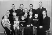 Grupporträtt år 1941. 
Stående i övre raden: Sölve, Britta, Gillis, Paul.
Sittande: Hjalmar med Hasse i knät, Karin med Anita i knät, Lasse, Märta, Bertha, Bosse och Olle.
 
Hjalmar Hansson (1880-1970) arbetade på Papyrus i Mölndal.