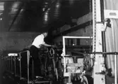 Pappersmaskin. PM 10, torkpartiet på Papyrus i Mölndal år 1962. Kurt Floman vid maskinen.