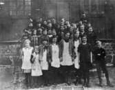 Skolklass uppställda utanför Kärra skola i Mölndal år 1928.