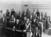 Flickor i klassrum. 4:e året. Fröken Aina Johansson med elever. Kvarnbyskolan i Mölndal år 1931.