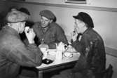 Papyrusarbetare fikar på Kafé Skåne 1948