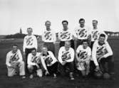 Gruppbild av Papyrus fotbollslag 1955, vid bollplanen på Jungfruplatsen. Övre raden, från vänster: nr 1 Helmer Ålander (1918-2000), nr 5 Göran Samuelsson. Nedre raden, från vänster: nr 3 Torsten Hagstedt (1905-1994), nr 6 Olle Johansson (Långe Olle).