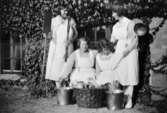 Fyra kvinnor håller i olika köksredskap