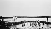 Personal och elever från Stretereds skolhem badar vid badbryggan i Tulebosjön.