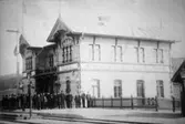 Mölndals Nedre, byggd 1888, riven 1977. Järnvägspersonal samlad framför stationsbyggnaden.
