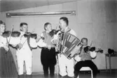 Spelning på ett bröllop i Lundby, Hisingen 1968. 
Sonja Lindeberg, 
Åke Andersson, 
Gustaf Svensson, 
Tore Straus och 
Ingmar  Holst.