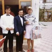 En kvinnlig elev, från Skolhemmet Stretered, som är på semester. 1970-tal. Med på bilden finns även restaurangpersonal från semesterorten.