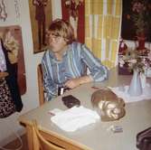 Elev, vid Streteredshemmet, som sitter vid ett bord. 1970-tal.