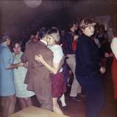 Elever vid Streteredshemmet, som dansar med varandra. 1970-tal.