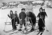 Bosgårdens barnträdgård 1938-1945. Kälk- och skidåkning med barnen.