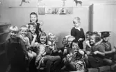 Bosgårdens barnträdgård 1938-1945. Gruppbild på barn inomhus.