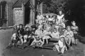 Förskolan Folke Bernadottes gata 4 i Göteborg 1945-. Barn och fröknar framför byggnaden.