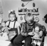 Bosgårdens barnträdgård 1938-1945. En flicka och en pojke som leker med dockor.