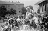 Guldheden 1948. Lärare och barn. Glassfest med utklädsel.
