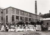 Anderstorps fabriker i Lindome. Personal framför fabriken Nya spinneriet (byggdes 1907). Fotot taget innan ombyggnaden.