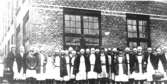 Anderstorps fabriker i Lindome på 1930-talet. Spinneriarbeterskor framför Nya spinneriet. Nr 15 fr. vä. Ruth, nr 28 Olga, nr 29 och 30 systrarna Olsson från Dvärred 3:20.
 