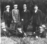 Annestorp i Lindome på 1920-talet. Typisk söndagsbild på arbetare, enligt H.B. Pojkar i byn. 
Överst till vänster står Hjalmar Olausson, sedan följer Erik Andersson (ej på fabriken), David Göransson, arbetare, och Malcolm Göransson, förman. 
Nedre raden från vänster: Gustav Ek, arbetare, Johan Svensson, arbetare, samt Erik Göransson, förman.