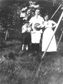 Nya fabriken. (H.B.:s anteckning) spinnmästare Strömberg med familj (bodde i Spinnmästarevillan, ev. Gula villan före Torbrand. Annestorp i Lindome, tidigt 1900-tal.