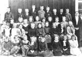 Gamla Kyrkskolan i Lindome i början av 1900-talet. Lärarinnan hette Fina?