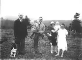 Toltorpsdalen i Mölndal. Tre män, två kvinnor och två barn i landskapsvy.