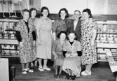 Strumpfabriken i Mölndals Kvarnby på 1950-talet. Sju textilarbeterskor samt en förman. Gruppfoto framför spolmaskin. Andra från vänster: Rosemarie Paul, fjärde från vänster: Elin Gustafsson.
