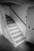 Roten L 13 i Mölndals Kvarnby. Bostadsinteriör. Trappa upp till våningen.