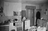 Roten L 13 i Mölndals Kvarnby. Lägenhetsinteriör från rotebostad. Kök med gammal vedspis.