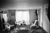 Roten M 9, årtal okänt. Dokumentation av trähus med plåttak.
Interiör med gammalt kök, vedspis, spiskåpa m.m.