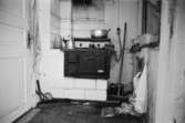 Roten M 9, årtal okänt. Dokumentation av trähus med plåttak.
Interiör med gammalt kök, vedspis, spiskåpa m.m.