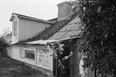 Roten M 9, årtal okänt. Exteriör dokumentation av trähus med plåttak.