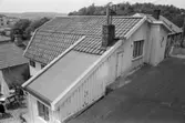 Exteriörbild av bostadshus på Roten M 21 i Mölndals Kvarnby, 1972.
Tomten har en terränganpassad komplicerad planform.