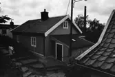 Exteriörbild av bostadshus på Roten M 22 i Mölndals Kvarnby som användts som ateljé, 1972.