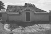 Exteriör av bostadshus med bergstomt på Roten M 29 i Mölndals Kvarnby, 1972.