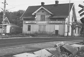 Byggnadsdokumentation inför rivning.


Kållereds stationshus på Gamla riksvägen i Kållered centrum. När fotot togs så låg den mycket populära jeansaffären 