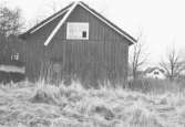 Uthus på Tållered 1:8 i Tållered, februari 1991.
Fastigheten ägdes av Werner Karlsson (död 1990).