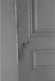 En dörr på andra våningen som leder till gavelrummet. Det användes på sommaren.
Interiörbild i bostadshus på Våmmedal 2:9, 3:2 och 3:3 i Kållered, september 1991.