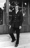 Förste postiljon Vivian Persson, postkontoret Bromma 1,  visar vinteruniform för kvinnliga postiljoner. Fotograferat 20/8 1959.