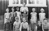 Valdeborg Johansson med skolklass (B-skola), Nårunga, vårterminen 1951. 
Bakre raden från vänster: Monica, Barbro, Viol-Ann, Harriet, Gerd och Karin. 
Främre raden från vänster: Tore, Leif, Björn, ?, Stig och Jonny. 
Ur Valdeborg Johanssons fotoalbum.